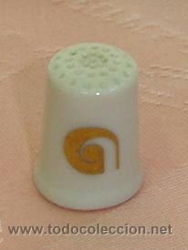 Vintage: DEDAL DE PORCELANA CON ANAGRAMA IMPRESO medidas diametro 2 cms / Alto 2,5 cms.