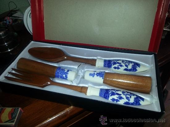 Vintage: Juego de cuchara y tenedor de servir, con salero y pimentero, en cer&aacute;mica y madera. A&ntilde;os 60