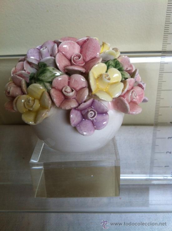 Vintage: Miniatura de porcelana floral en base de metacrilato.A&ntilde;os 80