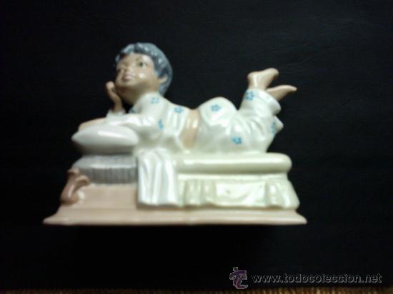 Vintage: FIGURA DE PORCELANA ESPA&Ntilde;OLA DE LA MARCA CASADES. 14 X 11 X 8 Cm.