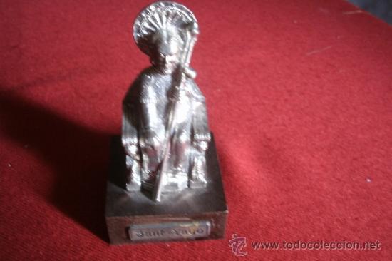 Vintage: ANTIGUA FIGURA DE SANT - YAGO METALICA SOBRE PEANA DE MADERA