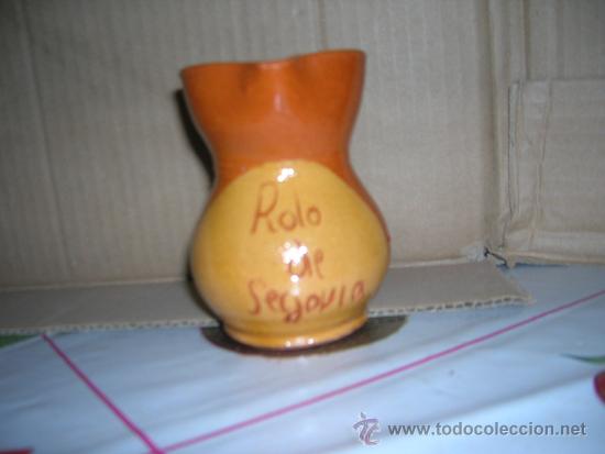 Vintage: Jarra de cer&aacute;mica recuerdo de Segovia. Mide 8 x 10 cm.