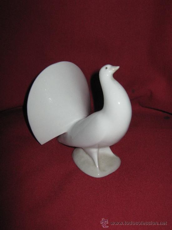 Vintage: PRECIOSA PALOMA COLA DE PAVO EN PORCELANA DE NAO - RESTAURAR