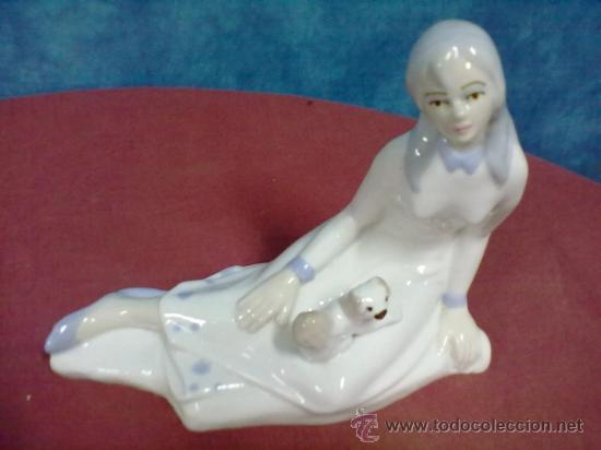Vintage: JOVEN RECOSTADA CON PERRO PORCELANA TITO
