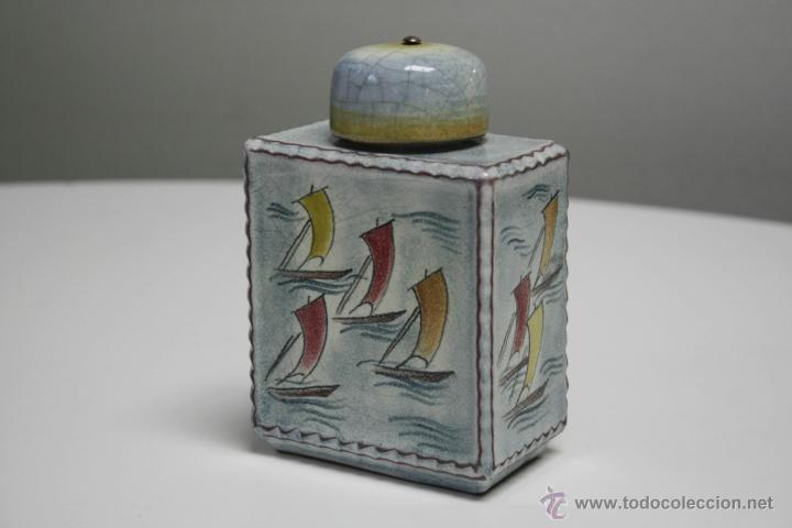 Vintage: TARRO CER&Aacute;MICO VINTAGE, BARCOS DE VELA. SELLO EN BASE. ALTURA: 14 CMS.