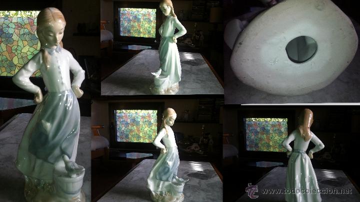 Vintage: Figura de porcelana  con marca en la base , sin sello, 25 cm de alto