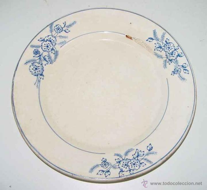 Vintage: ANTIGUO Plato con  discreta decoraci&oacute;n floral -   En el reverso sello MASSARELOS PORTUGAL en escudo