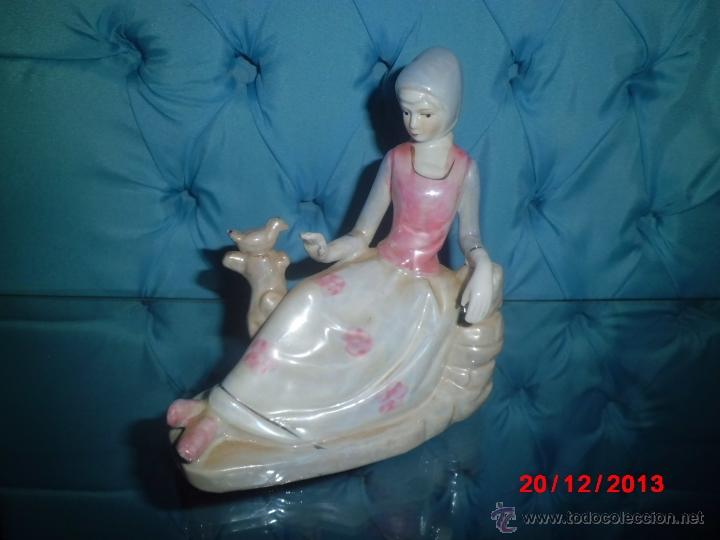 Vintage: FIGURA DE PORCELANA DE UNA DAMA TUMBADA