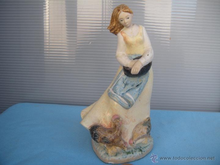 Vintage: FIGURA DE MUJER DANDO DE COMER A LOS POLLOS. PAL. PORCELANA ART&Iacute;STICA LEVANTINA.