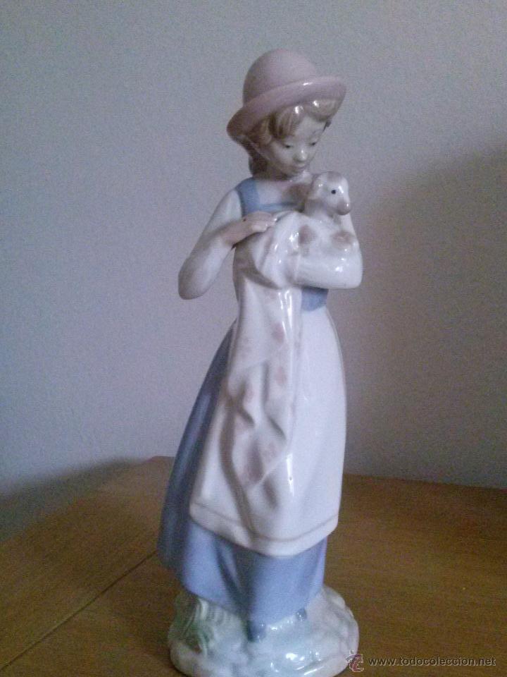 Vintage: PORCELANA MUJER CON BORREGUITO DE NADAL