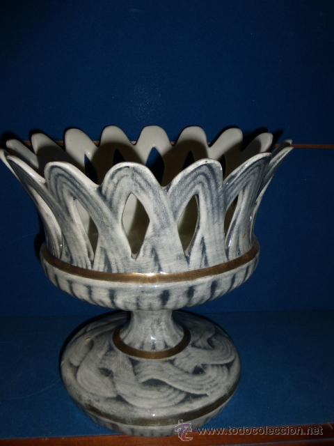 Vintage: CENTRO DE MESA EN COLORES GRISACEOS CON LA PARTE INFERIOR EN RELIEVE Y LA SUPERIOR CALADA