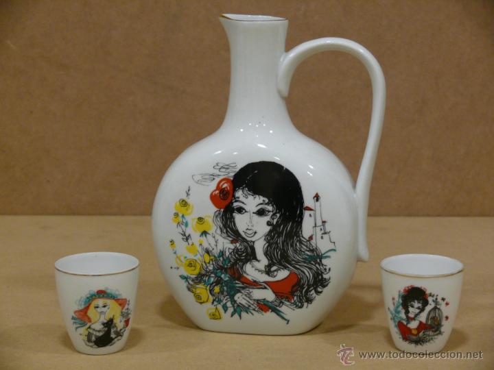 Vintage: BOTELLA DE PORCELANA CON BOCA DE JARRA CON PAREJA DE VASITOS A JUEGO.