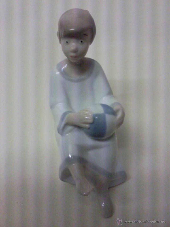 Vintage: Graciosa figura de porcelana ni&ntilde;o jugando a la pelota