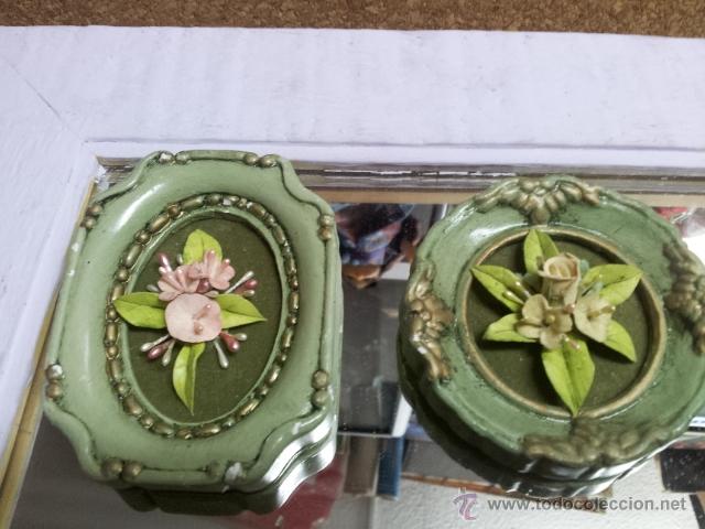 Vintage: 2 CUADRITOS VERDE HOJA CON FLORES DE PORCELANA HECHOS A MANO