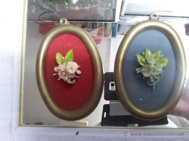 Vintage: 2 CUADRITOS OVALADOS METAL CON FLORES DE PORCELANA HECHOS A MANO