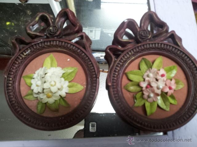 Vintage: 2 CUADRITOS GRANATE CON FLORES DE PORCELANA HECHOS A MANO