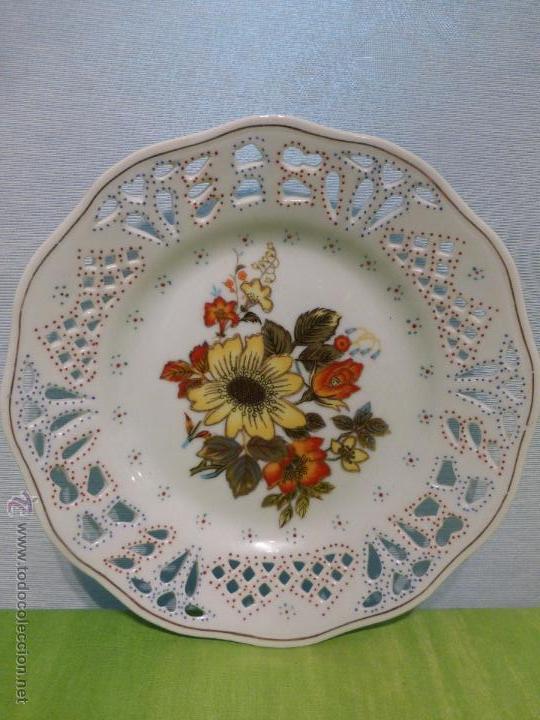 Vintage: PLATO DECORATIVO EN PORCELANA TROQUELADA Y PINTADO A MANO CON BONITAS FLORES ESMALTADAS