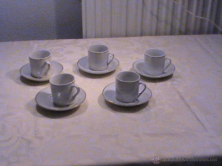 Vintage: Juego de 5 tazas y platos de caf&eacute; en blanco con filo en oro. Porcelana Waldenberg.