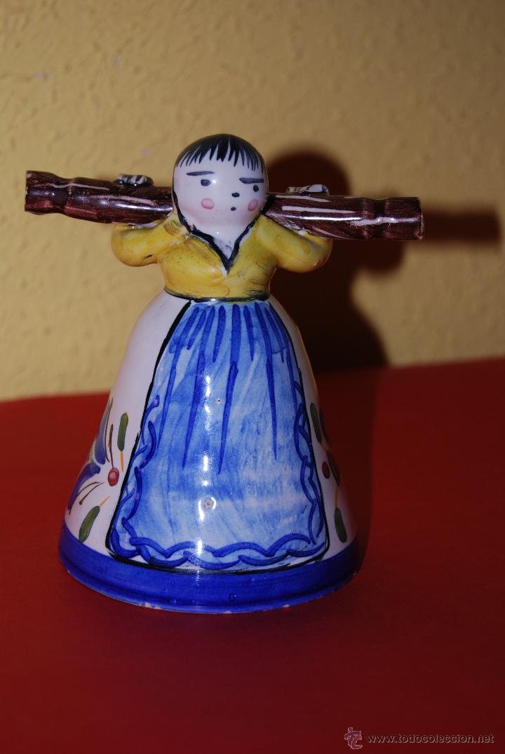 Vintage: CAMPANA DE CER&Aacute;MICA - SE&Ntilde;ORA CON MADERO, RECOGIENDO LE&Ntilde;A