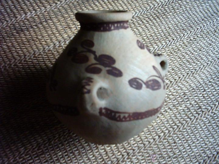 Vintage: ORZA DE BARRO CON TRES ASAS DECORADA EN MANGANESO. 16 X 16 Cm.