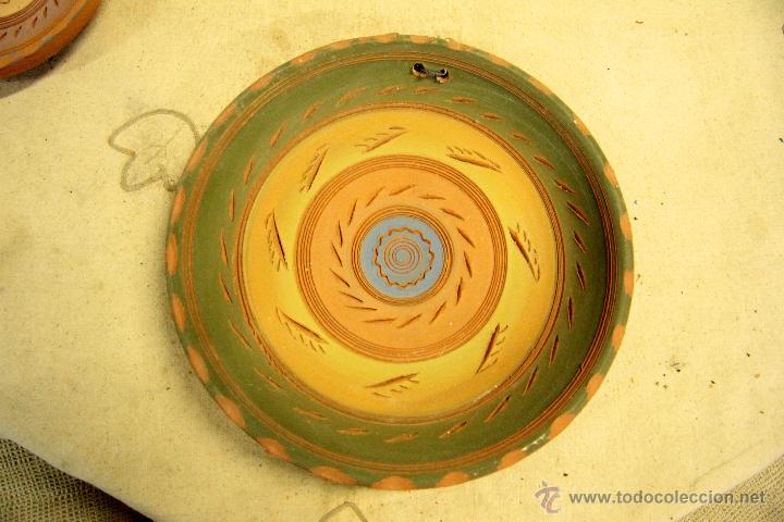Vintage: Plato de barro, decorado a mano, para colgar.  26cm