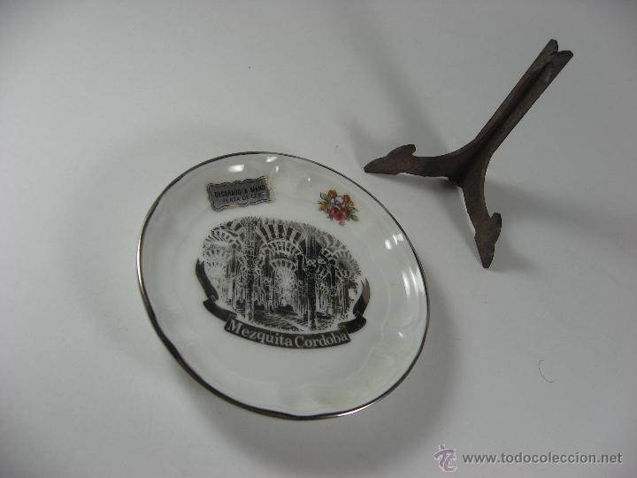 Vintage: PLATO CERAMICA SOUVENIR MEZQUITA DE CORDOBA, DECORADO A MANO, PLATA DE LEY, 10 CM DIAMETRO.
