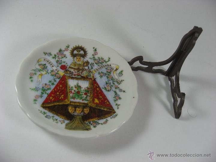Vintage: PLATO CERAMICA SOUVENIR VIRGEN DE COVADONGA, 10 CM DE DIAMETRO, INCLUYE PIE.