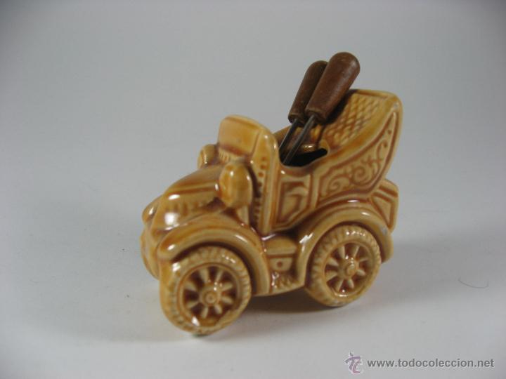 Vintage: PALILLERO CERAMICA COCHE ANTIGUO, 8 CM DE LARGO, PALILLOS EN METAL Y MADERA.