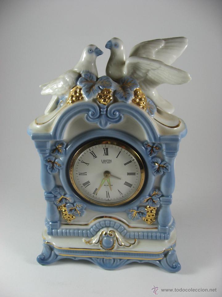 Vintage: RELOJ DESPERTADOR CERAMICA BLANCA Y AZUL MOTIVO PALOMAS NUPCIALES. 21 CM ALTO POR 13'5 ANCHO.
