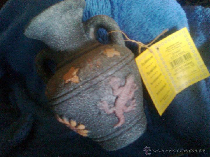 Vintage: Anfora vasija en cer&aacute;mica, no s&eacute; si Terracota, hecha a mano. Decorada hojas y reptiles 14 cms