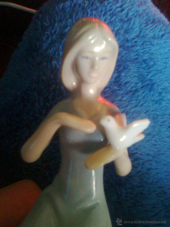 Vintage: Se&ntilde;orita con pajaro - Dama con pajarito - letra A a modo de contraste - 16 cms altura