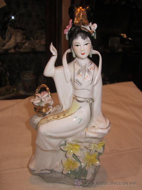 Vintage: Figura japonesa de porcelana. 26,5 cms. altura.