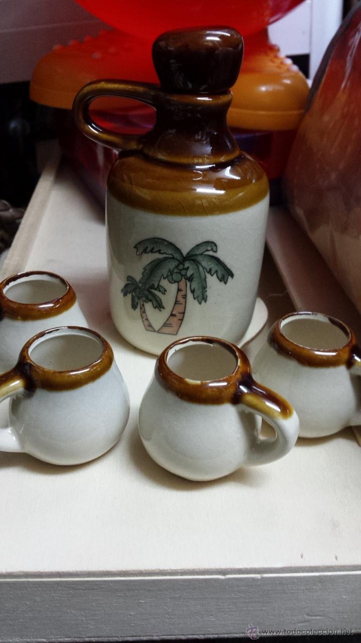 Vintage: BOTELLA DE LICOR Y 4 JARRITAS DE PORCELANA