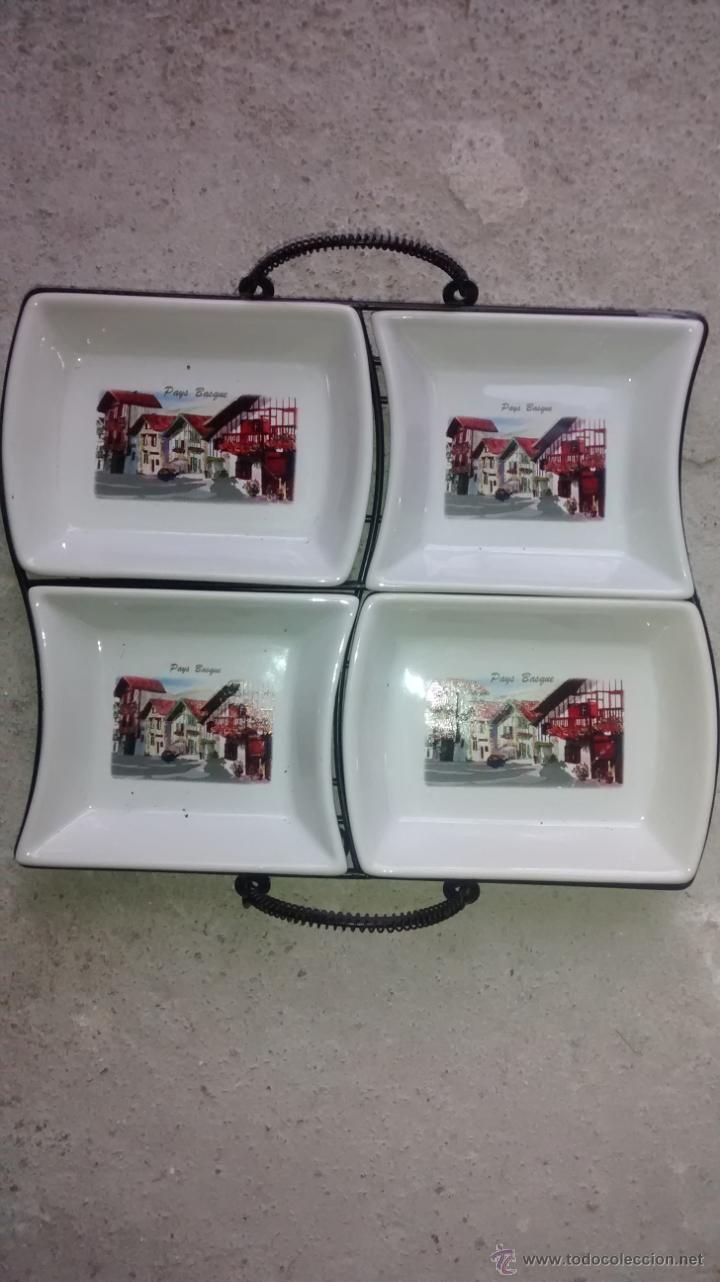 Vintage: Bandeja metalica alojando cuatro platitos de ceramica del Pays Vasque