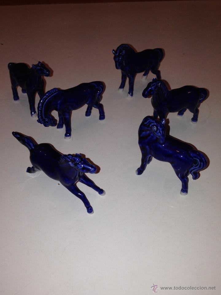 Vintage: Colecci&oacute;n de siete caballitos de porcelana color azul.