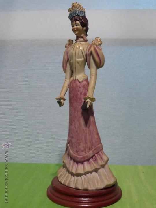 Vintage: FIGURA DE PORCELANA ESMALTADA PORTUGUESA MAICEL LDA, ELEGANTE DAMA CORTESANA- EXCELENTE FACTURACI&Oacute;N.