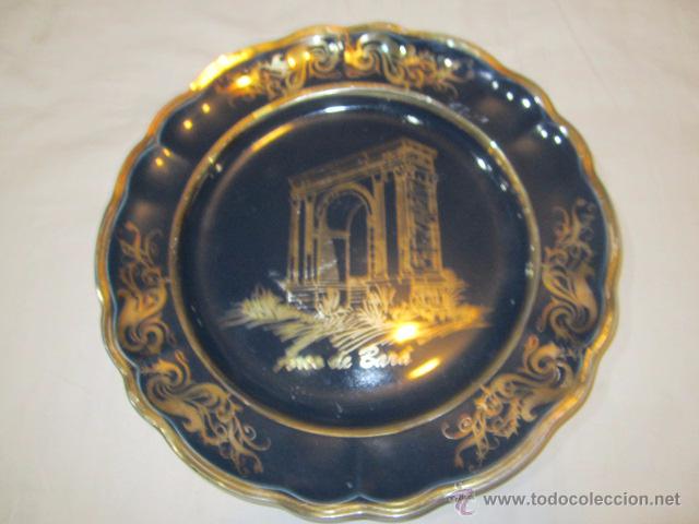 Vintage: Plato de colecci&oacute;n en porcelana, sin marca en la base, con Arco de Bar&aacute; pintado en plata. 26 cms.