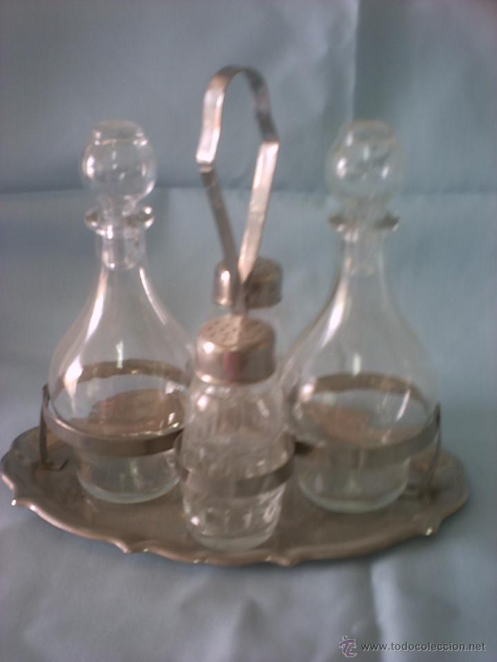Vintage: CONJUNTO DE ACEITERA, VINAGRERA, Y PARA SAL / PIMIENTA. VIDRIO Y ACERO INOXIDABLE.