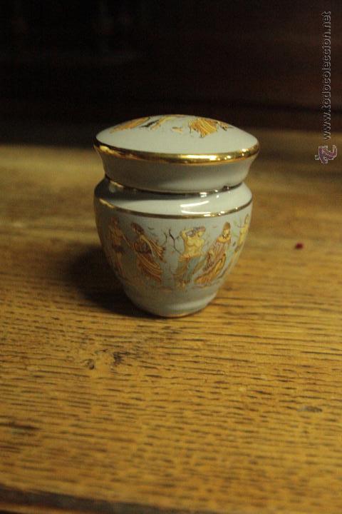 Vintage: peque&ntilde;o tarro de porcelana, decorado y con filos dorados.