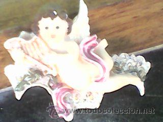 Vintage: Bonito angel en resina tocando la lira. Qurubin angelito 13 por 10 cms