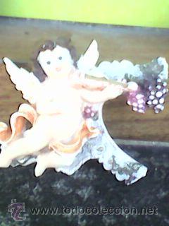 Vintage: Bonito angel en resina tocando el viol&iacute;n. Qurubin angelito 13 por 10 cms