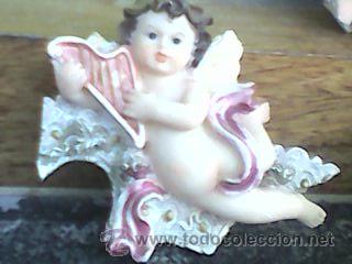 Vintage: Bonito angel en resina tocando la lira. Qurubin angelito 13 por 10 cms