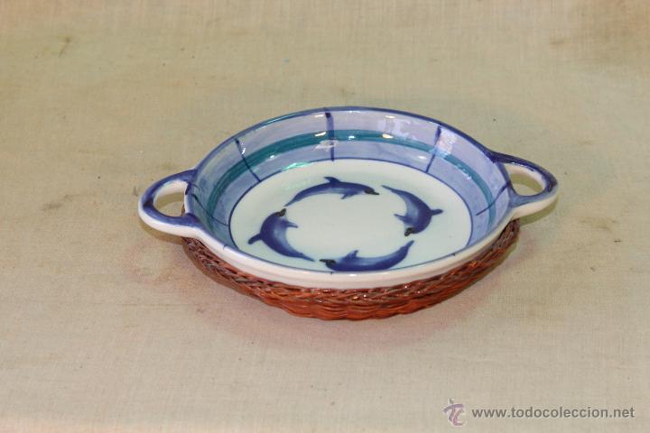 Vintage: plato en ceramica con delfines y rejilla de bamb&uacute;
