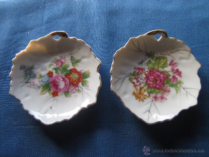 Vintage: PAREJA DE PLATITOS DE PORCELANA EN FORMA DE HOJAS DECORADOS CON FLORES
