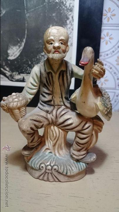 Vintage: Figura de anciano con oca, artesania soval