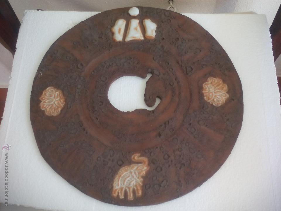 Vintage: Pieza de ceramica circular con dibujos etnicos.. Plato