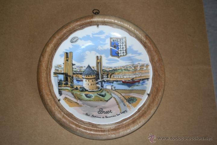 Vintage: Plato cer&aacute;mico con marco de madera de la Ciudad de BREST.