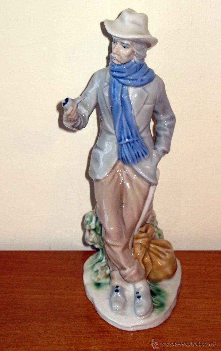 Vintage: Figura de Mendigo con Hatillo y Bast&oacute;n fumando en pipa.A&ntilde;os '70.Absolute Vintage