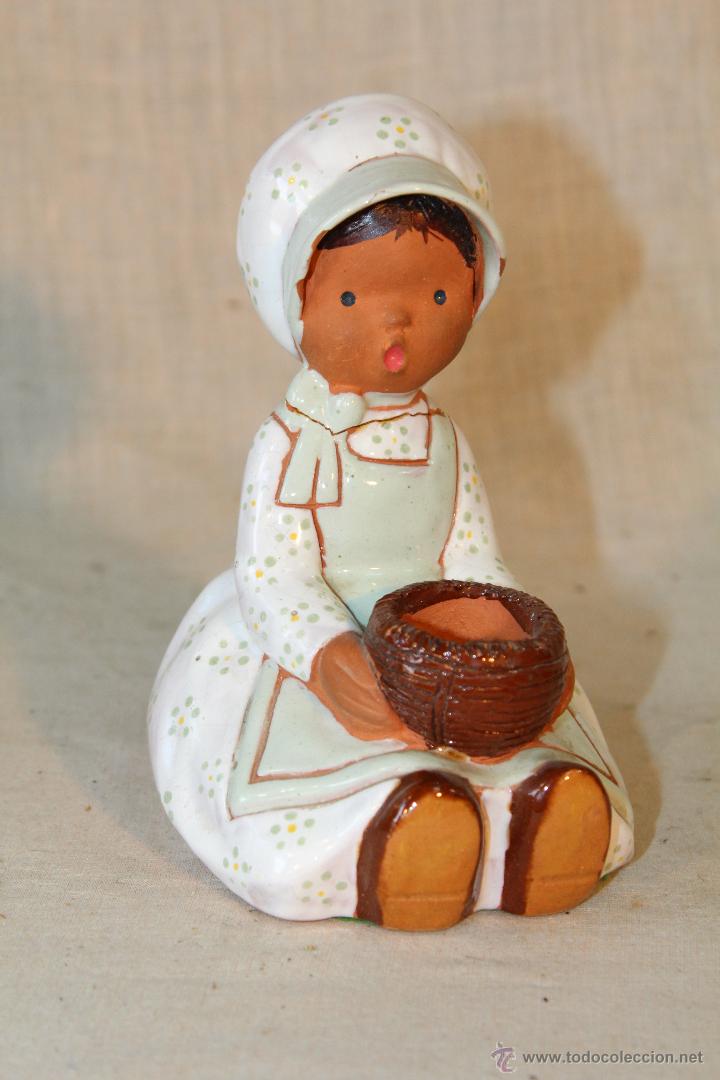 Vintage: hecho a mano, ni&ntilde;a con cesto en ceramica marca jullar