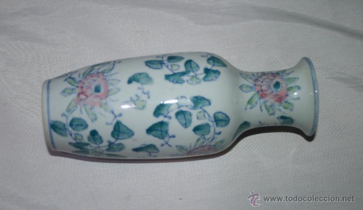 Vintage: BONITO JARRON VINTAGE DE CERAMICA O PORCELANA PINTADO CON MOTIVOS FLORALES